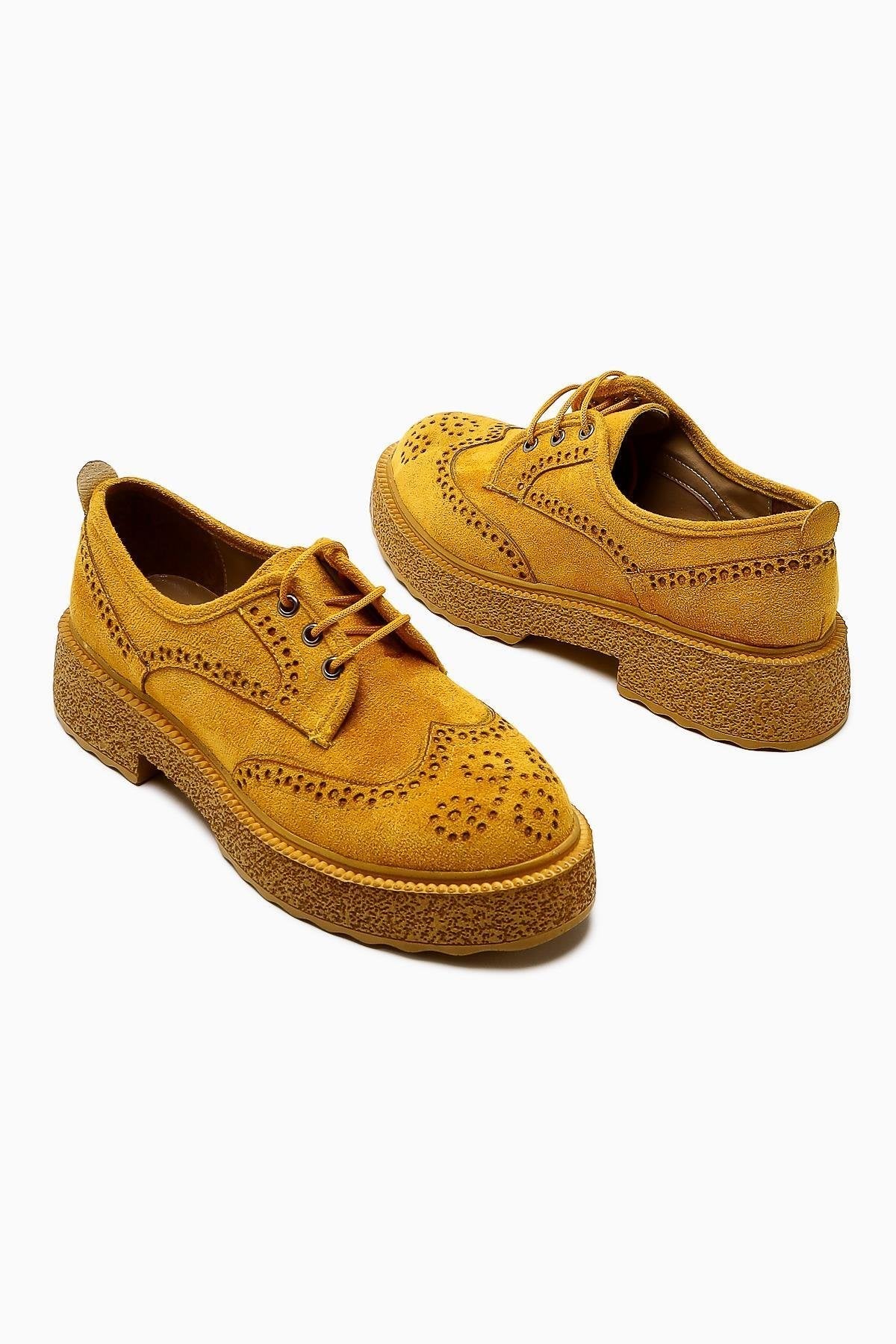 Rossy Senf Wildleder Schuhe mit ovalem Zeh und Laser Cut Detail