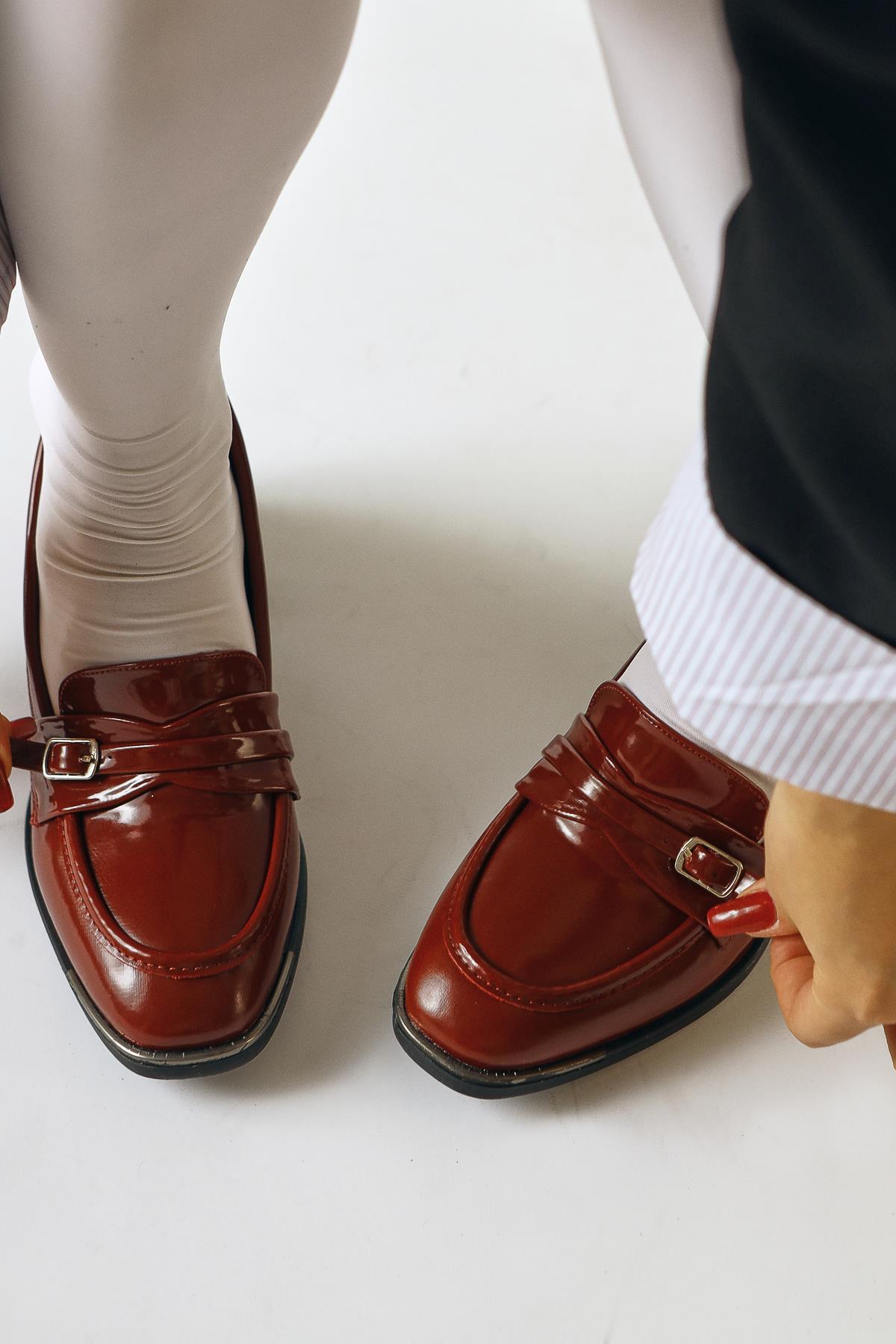 Luba Burgunder Lackleder Schnalle Detaillierte Niedrige Absatz Alltagsschuh