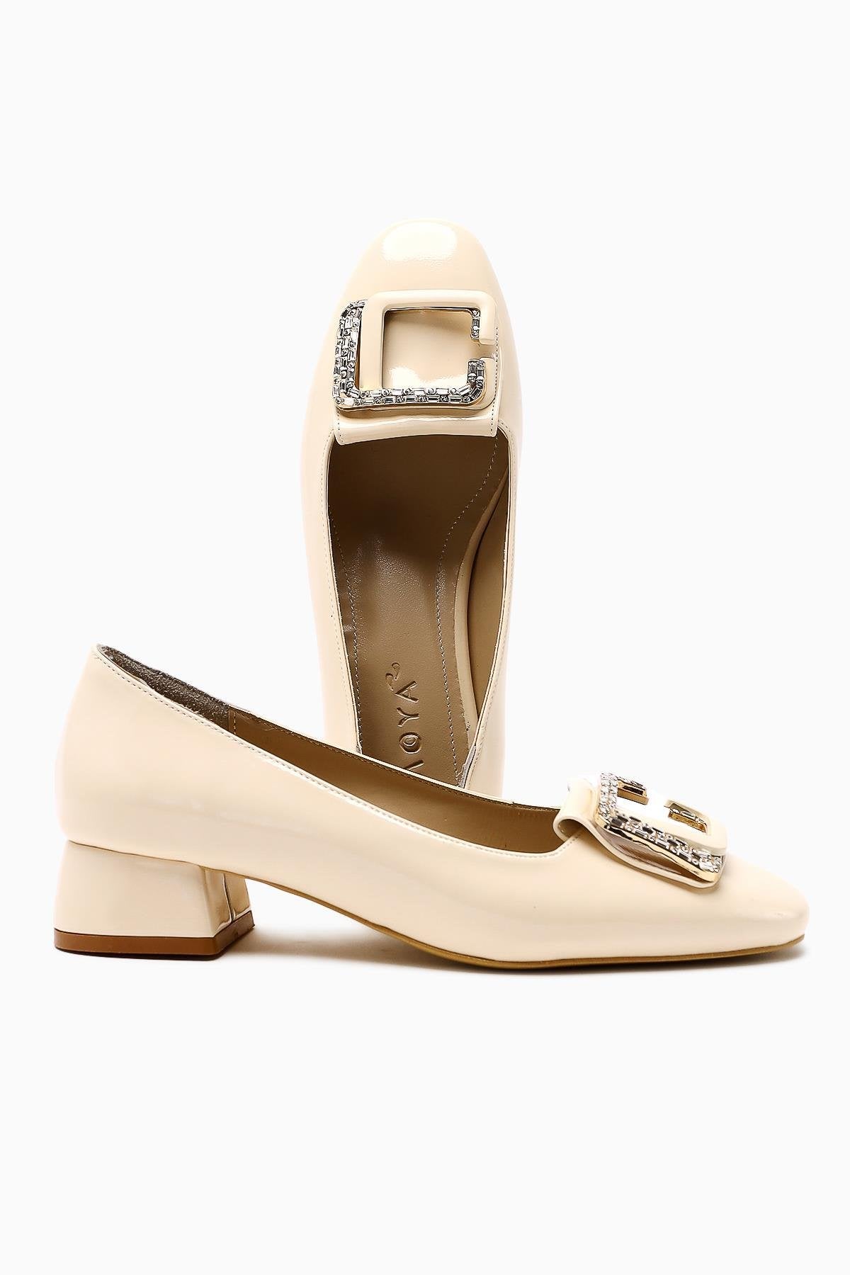 Roza – Beige Lack Schuh mit Strass-Detail und niedrigem Absatz (Damen)