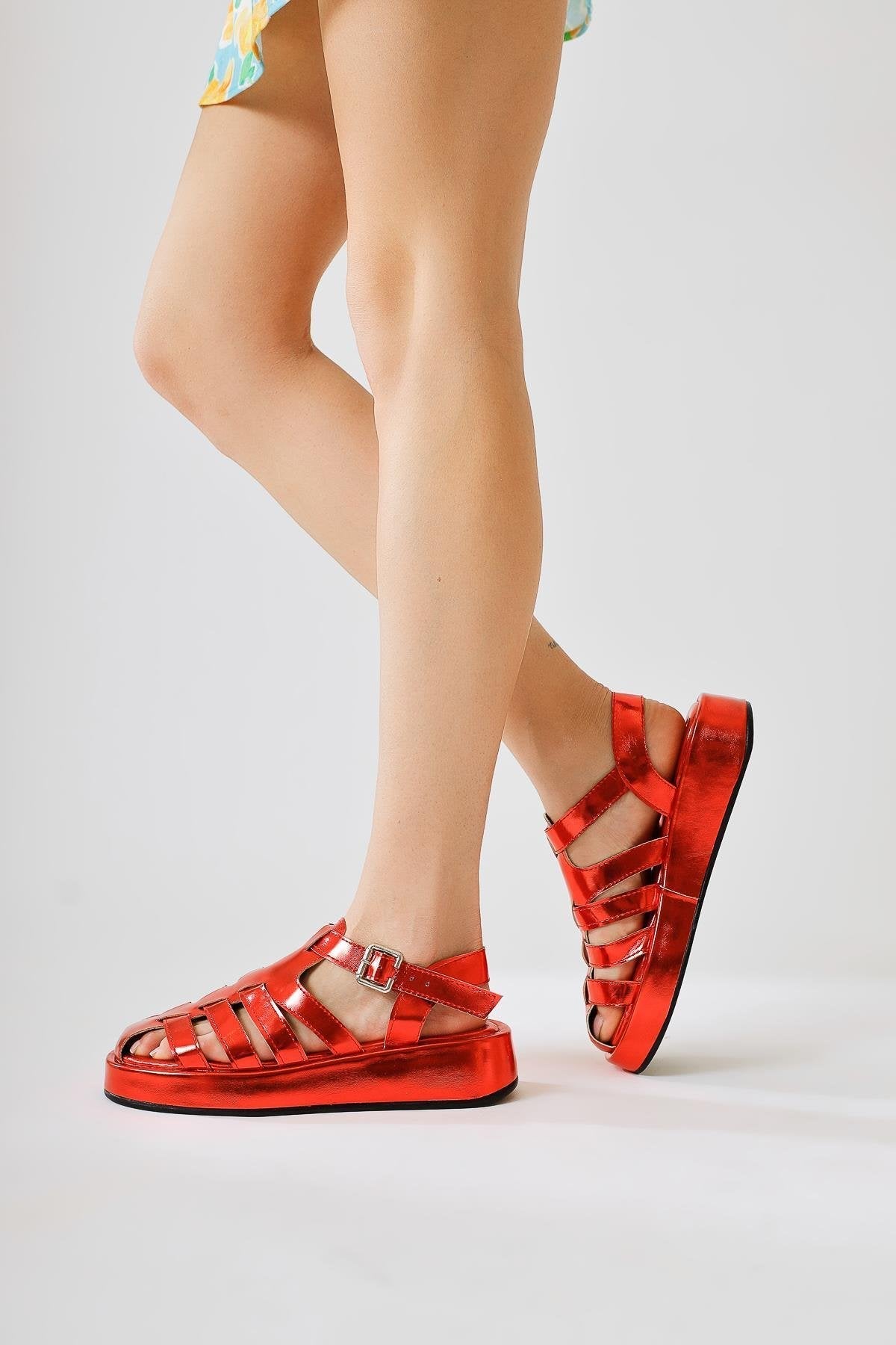 Merlin Rote Gekräuselte Lackriemensandalen