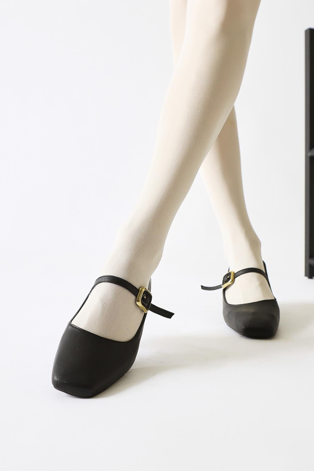 Abby Schwarze Quadratische Zehe mit Schnallen Detail Freizeitschuhe