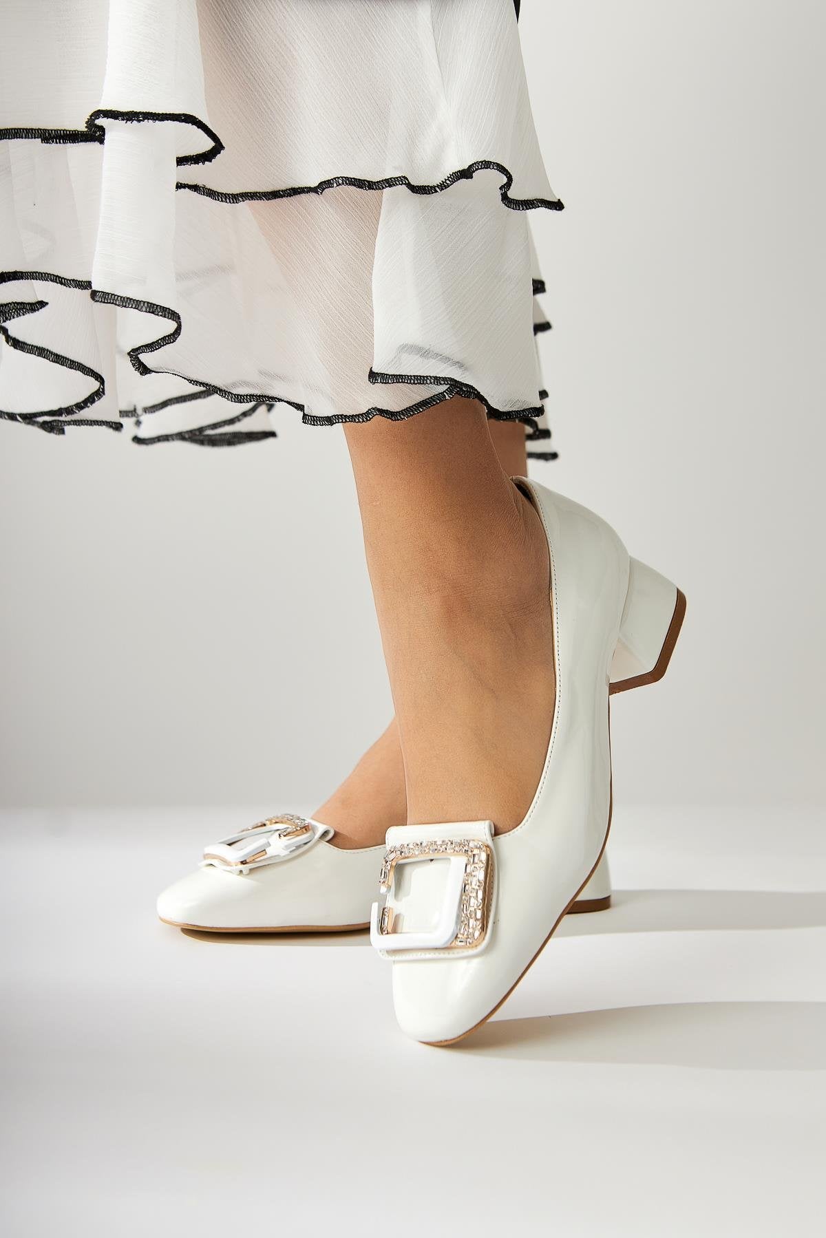 Roza – Weiß Lack-Schuh mit Strass-Detail und niedrigem Absatz (Damen)