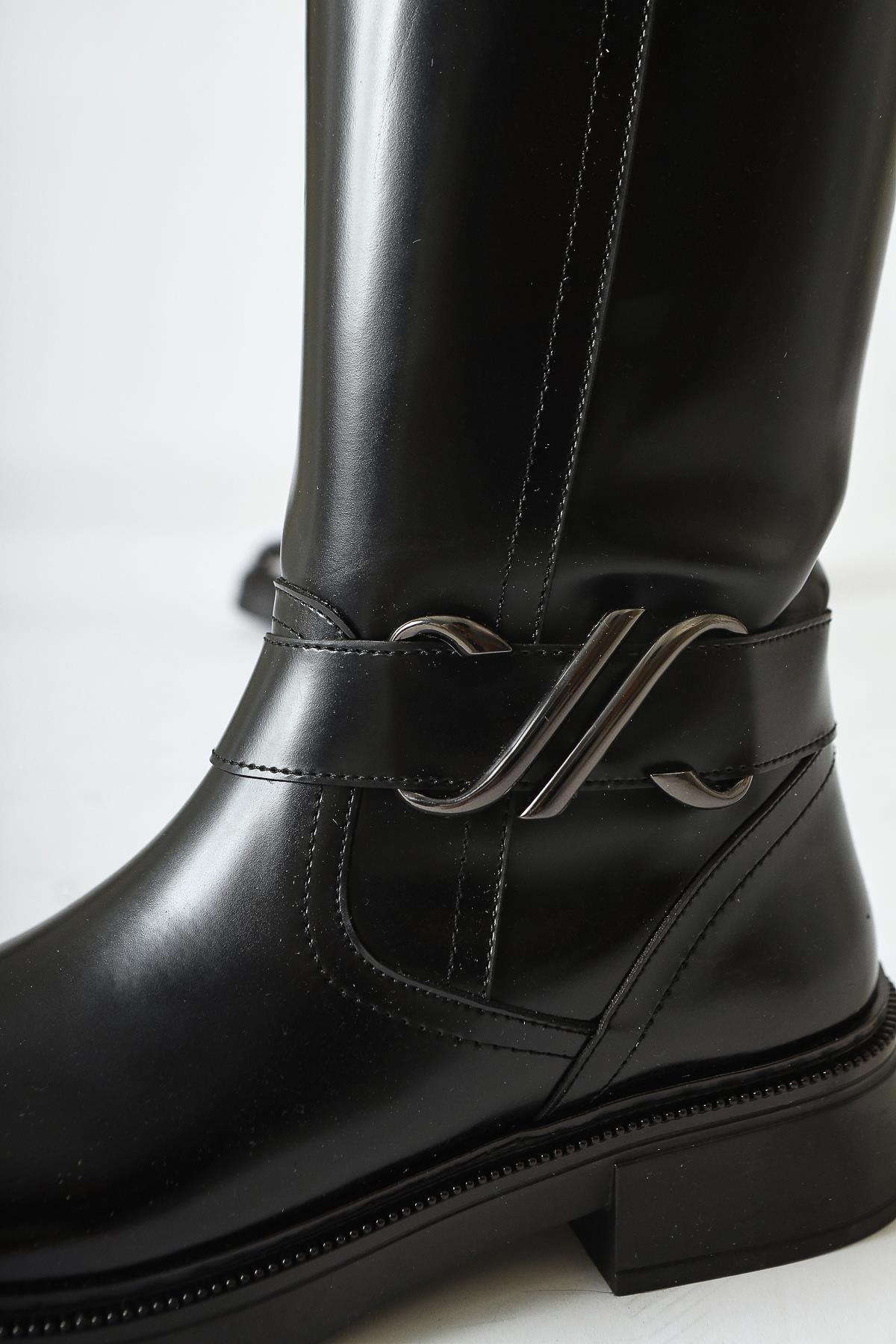 Birgita Schwarze Lackstiefel mit Reißverschluss und Schnallendetail