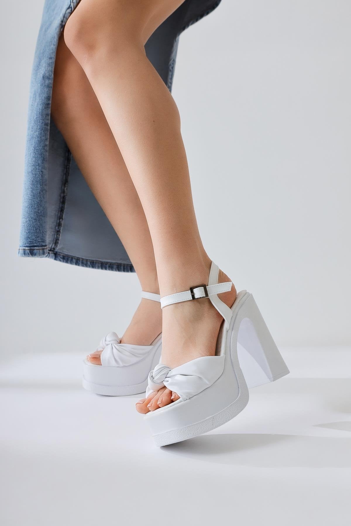 Yoanna Weißes Geknotetes Riemen Hoch-Plattform Sandale