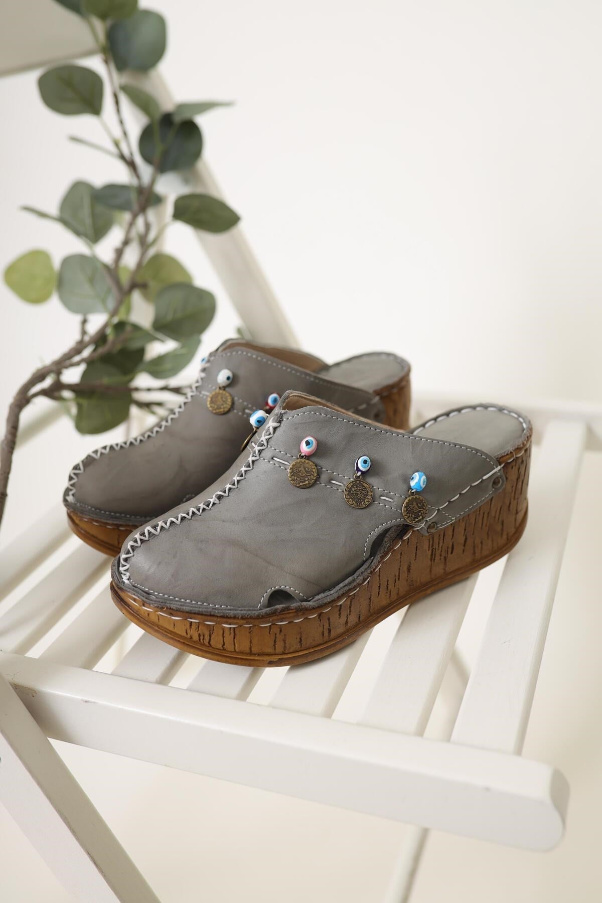 Annika Graue Sabot-Slides mit antiken Details