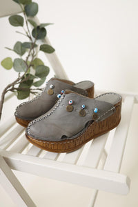 Annika Graue Sabot-Slides mit antiken Details