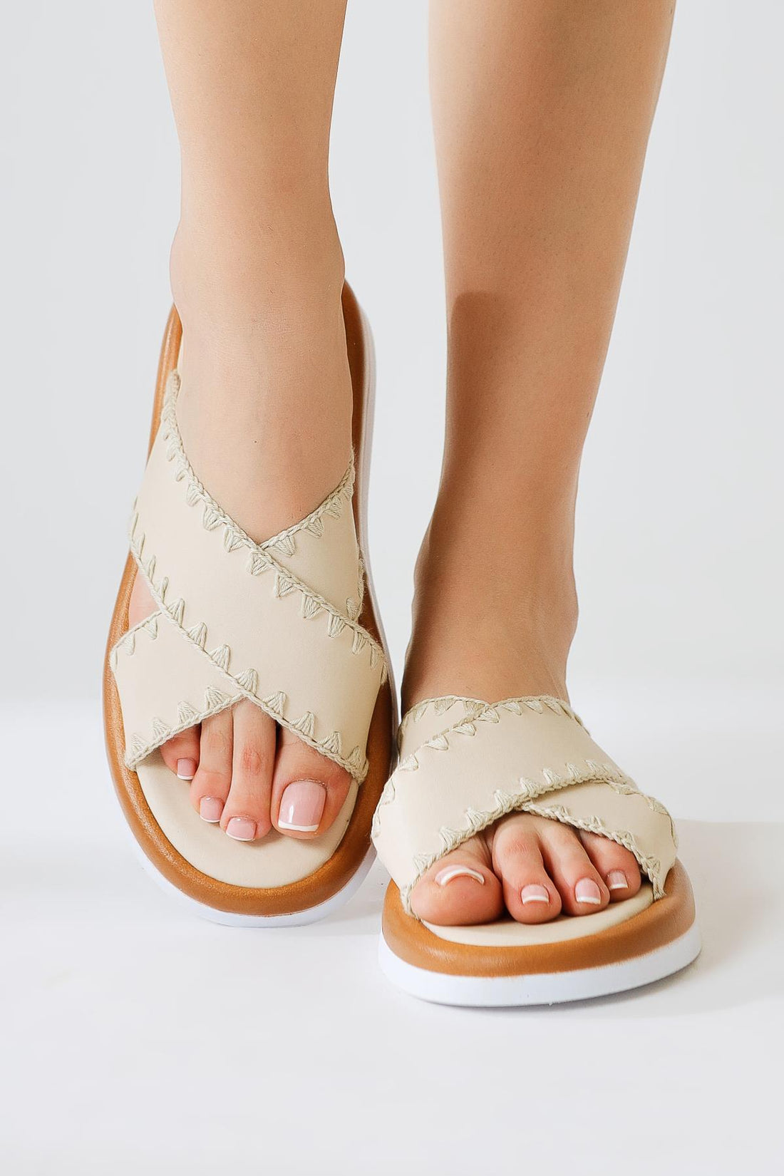 Rosalyn – Beige Terlik mit Kreuzriemen und Stickerei-Detail (Damen)