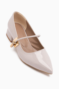 Micha Beige Lackleder Spitzes Fußbett Einzelriemen Schnallen Detail Damen Alltagsschuhe