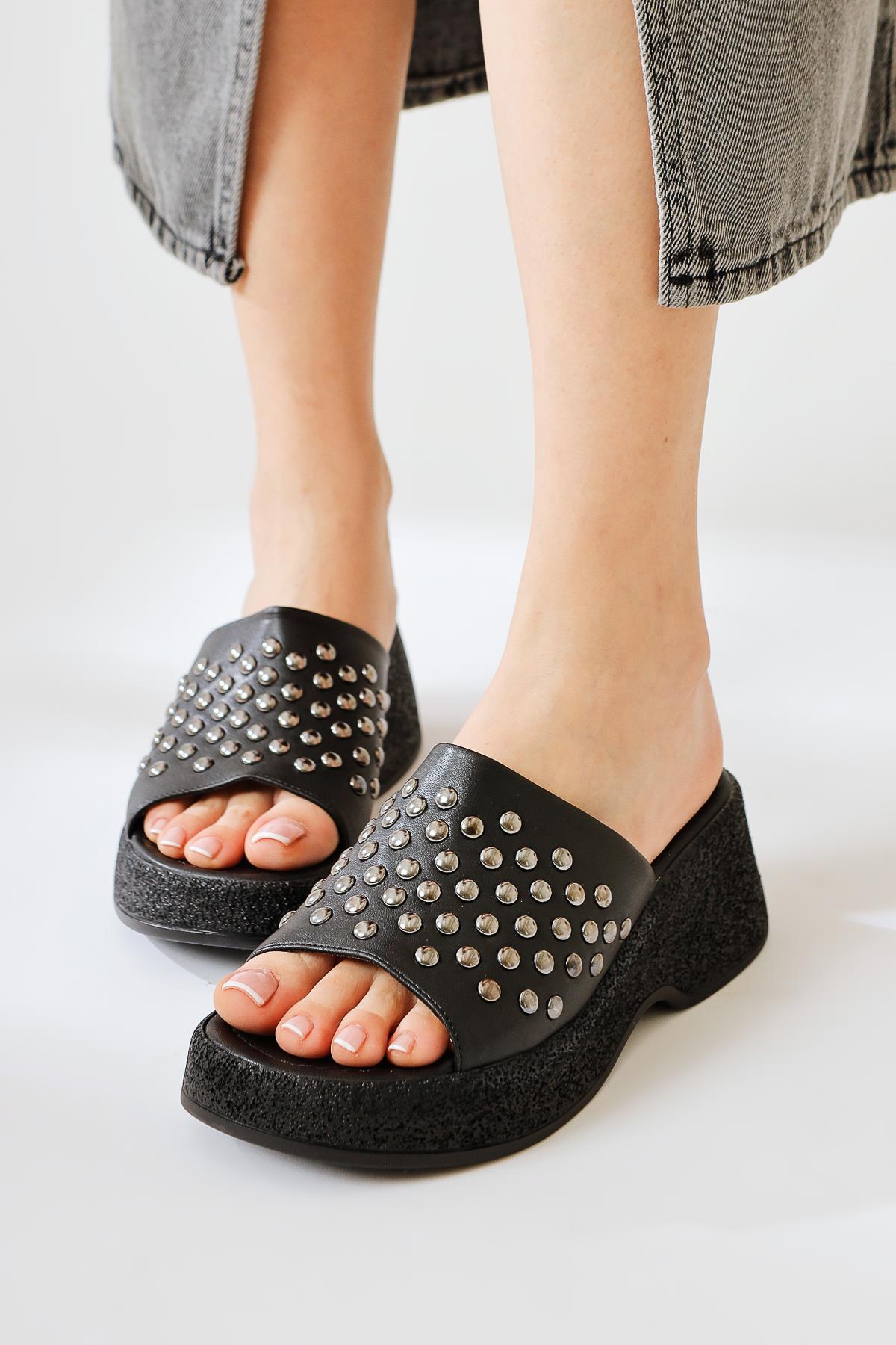 Fenthe Black Studded Detailed Thick Soled Slippers