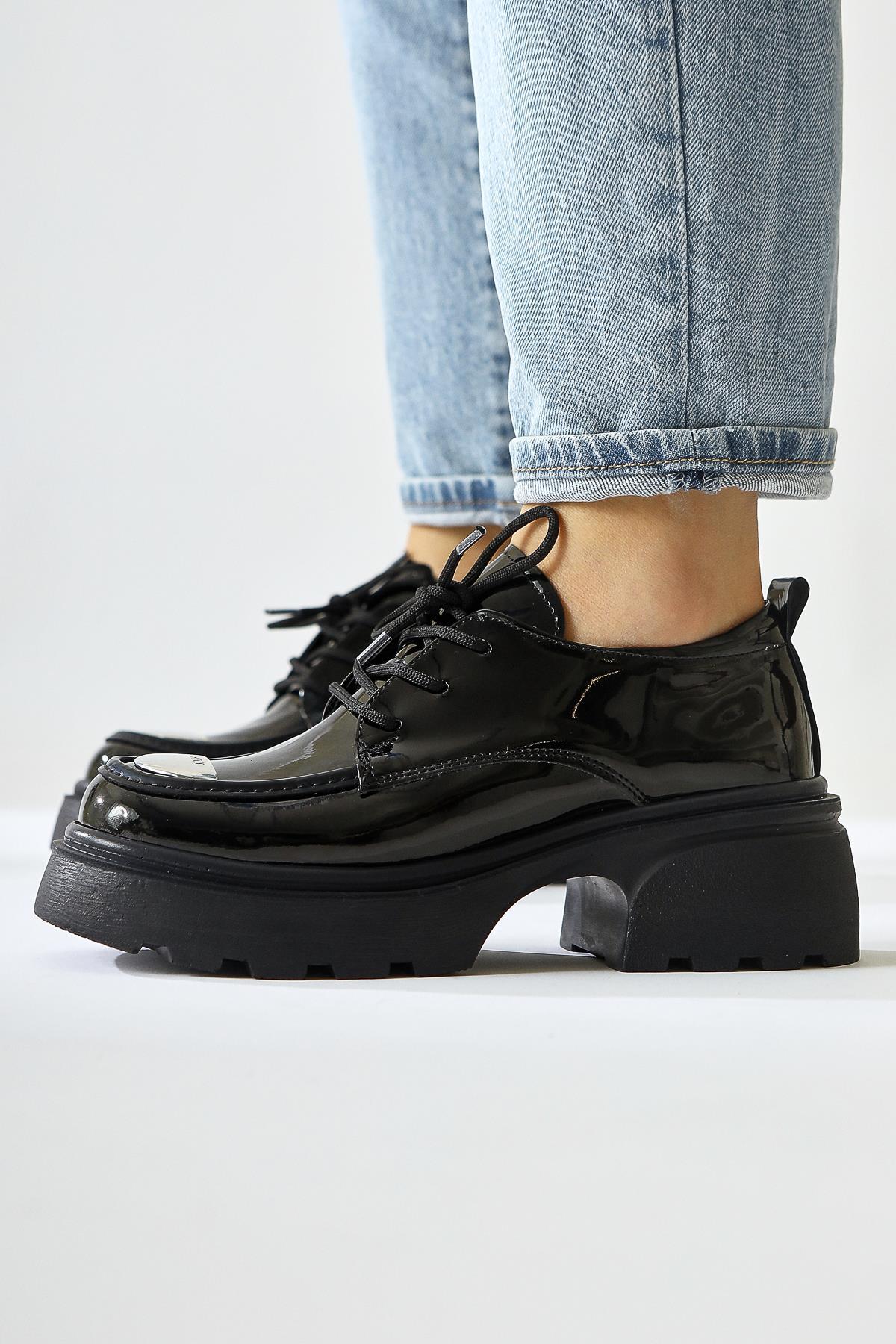 Rod Schwarzer Lackleder Mokassin mit metallischer Spitze