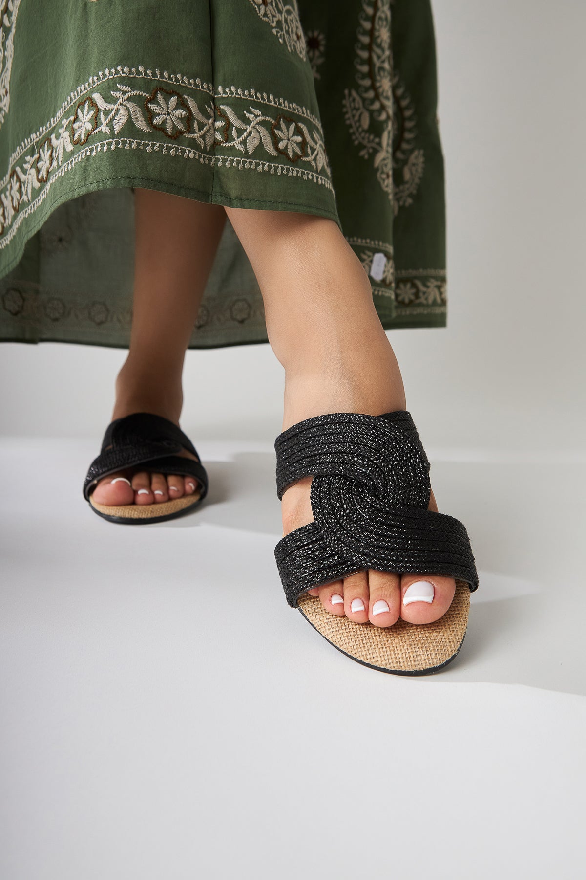 Nihaal Schwarze Stroh-Kreuzriemen Flache Damen Hausschuhe