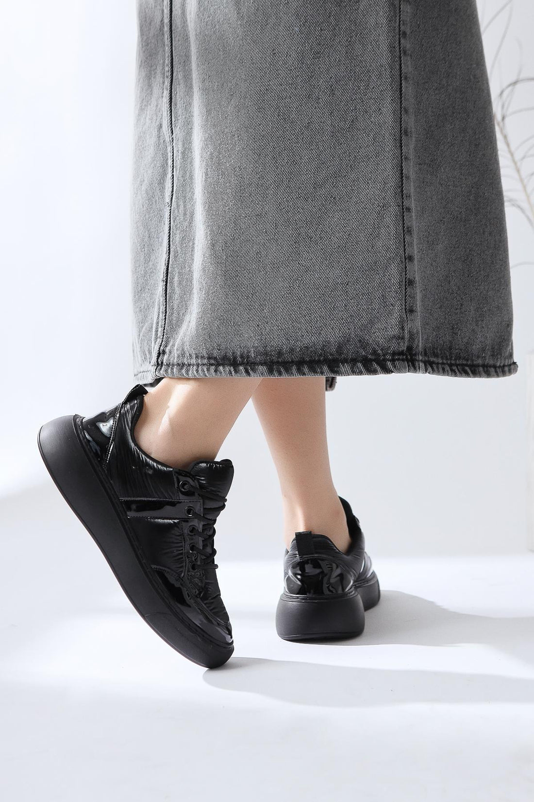 Jakleen – Schwarz Lack-Sneaker mit Lack-Detail