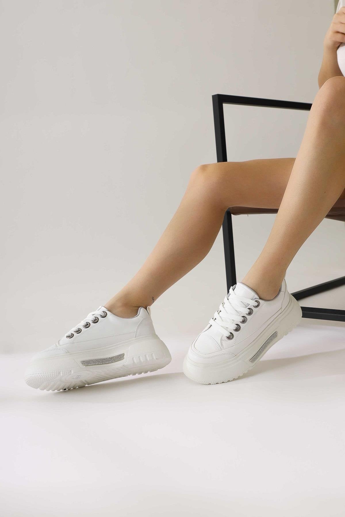 Rosella Beyaz Kalın Tabanlı Taş Detaylı Bağcıklı Sneakers