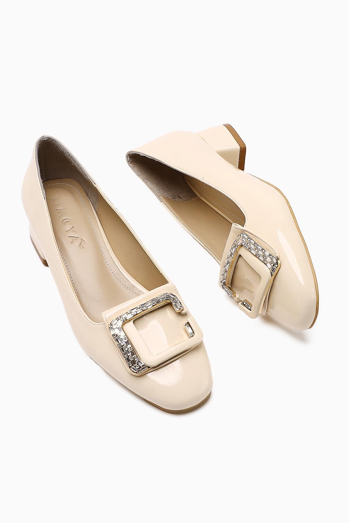 Roza – Beige Lack Schuh mit Strass-Detail und niedrigem Absatz (Damen)