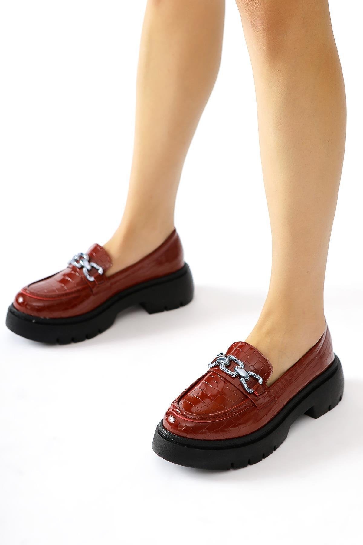 Lucin Burgunder Krokodilmuster Kettenschnalle Detail Mokassin