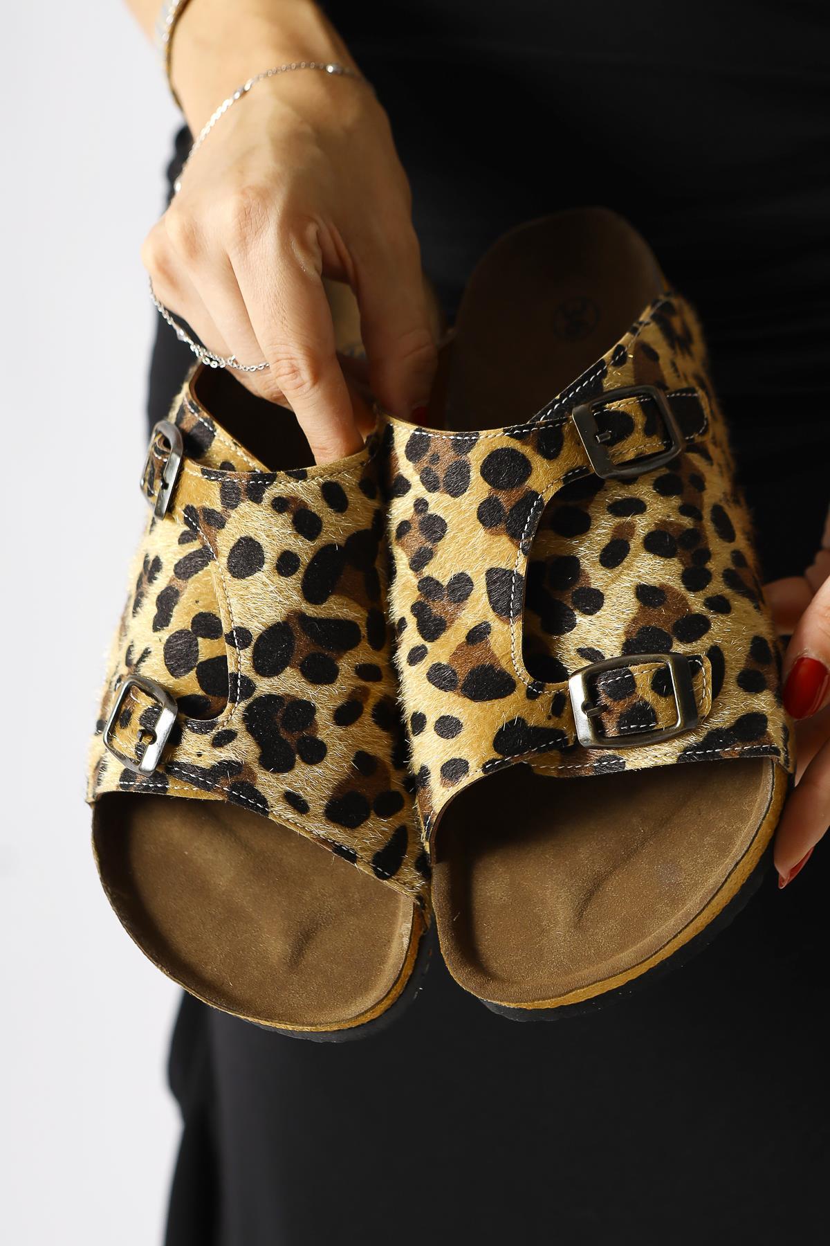 Christella – Leoparden-Velours Slide mit Doppel-Schnallen-Detail (Damen)