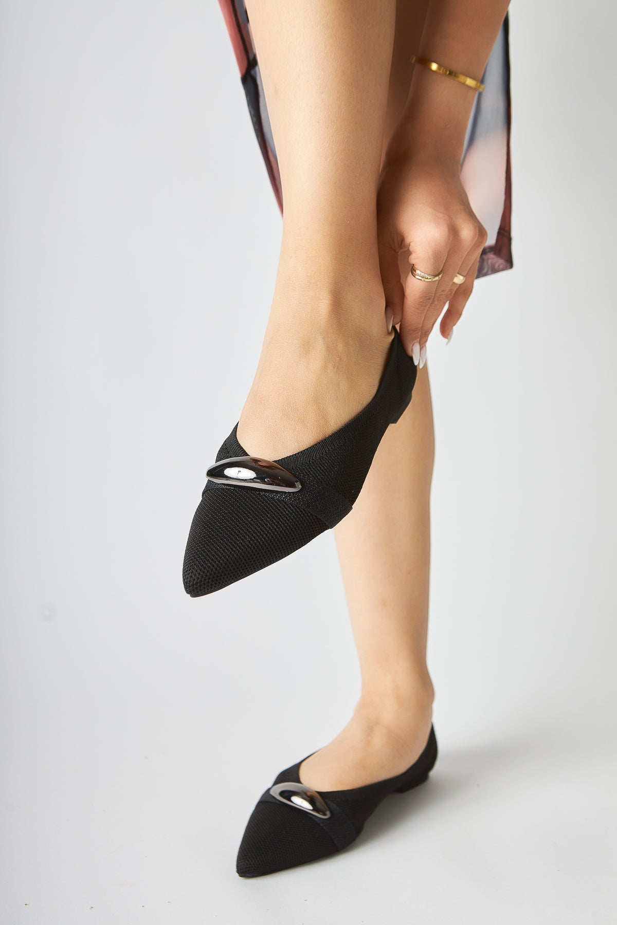 Lola Schwarze Spitze-Zehen-Flats mit Metallschnalle für Freizeitkleidung