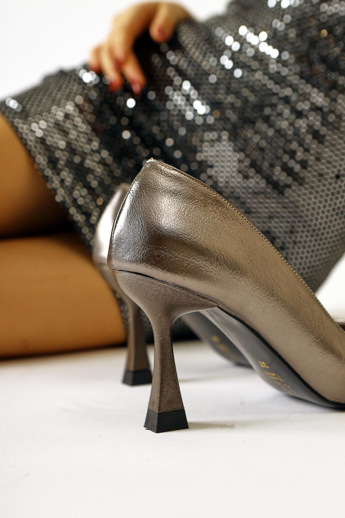 Celestine Platin Kırışık Parlak Rugan Sivri Burunlu Stiletto