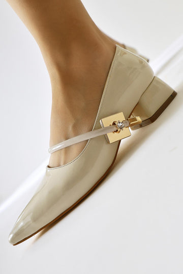 Micha – Beige Lack Schuh mit Riemen und Schnallen-Detail, mit spitzer Zehenpartie und niedrigem Absatz (Damen)